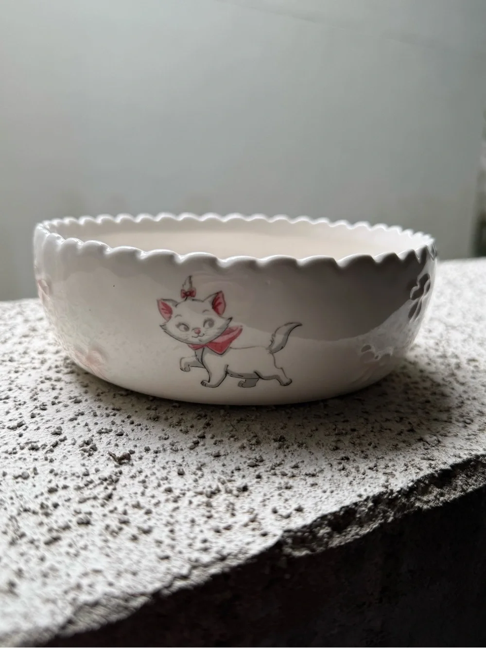 Rae Dunn x Disney Aristocats Pet Bowl - Picture 1 of 3